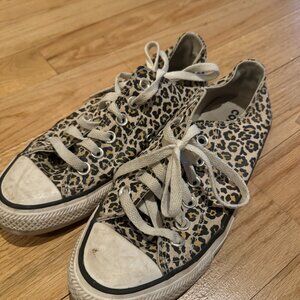 Converse leo print